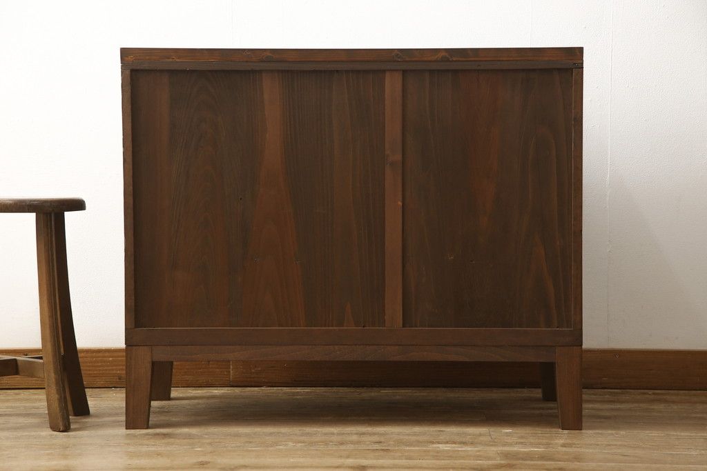 3段重ね桐箪笥を3つのローボードにリメイク!上段の引き戸にはすりガラスをはめ込み、引手を交換。内部に可動式タイプの棚板を製作。中段は棹通しと上2段の引き出しを撤去し、オープン仕様に変更。下段は一段目のみフラップダウン扉に変更。いずれも脚を付け、天板補強・取り付け。オーク系に着色仕上げ。