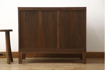 3段重ね桐箪笥を3つのローボードにリメイク!上段の引き戸にはすりガラスをはめ込み、引手を交換。内部に可動式タイプの棚板を製作。中段は棹通しと上2段の引き出しを撤去し、オープン仕様に変更。下段は一段目のみフラップダウン扉に変更。いずれも脚を付け、天板補強・取り付け。オーク系に着色仕上げ。