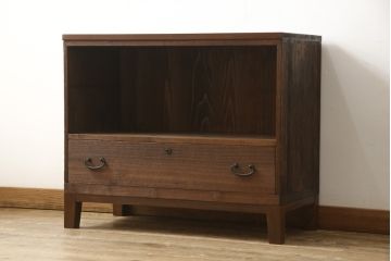 3段重ね桐箪笥を3つのローボードにリメイク!上段の引き戸にはすりガラスをはめ込み、引手を交換。内部に可動式タイプの棚板を製作。中段は棹通しと上2段の引き出しを撤去し、オープン仕様に変更。下段は一段目のみフラップダウン扉に変更。いずれも脚を付け、天板補強・取り付け。オーク系に着色仕上げ。