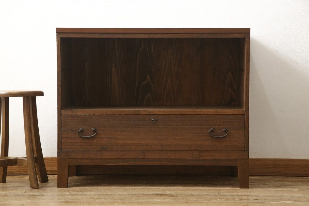 3段重ね桐箪笥を3つのローボードにリメイク!上段の引き戸にはすりガラスをはめ込み、引手を交換。内部に可動式タイプの棚板を製作。中段は棹通しと上2段の引き出しを撤去し、オープン仕様に変更。下段は一段目のみフラップダウン扉に変更。いずれも脚を付け、天板補強・取り付け。オーク系に着色仕上げ。