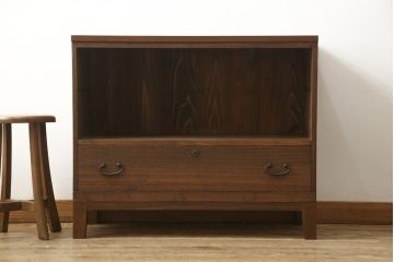 3段重ね桐箪笥を3つのローボードにリメイク!上段の引き戸にはすりガラスをはめ込み、引手を交換。内部に可動式タイプの棚板を製作。中段は棹通しと上2段の引き出しを撤去し、オープン仕様に変更。下段は一段目のみフラップダウン扉に変更。いずれも脚を付け、天板補強・取り付け。オーク系に着色仕上げ。