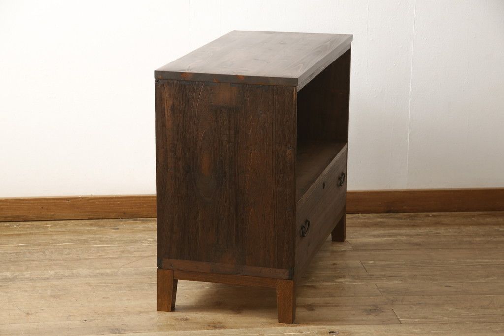 3段重ね桐箪笥を3つのローボードにリメイク!上段の引き戸にはすりガラスをはめ込み、引手を交換。内部に可動式タイプの棚板を製作。中段は棹通しと上2段の引き出しを撤去し、オープン仕様に変更。下段は一段目のみフラップダウン扉に変更。いずれも脚を付け、天板補強・取り付け。オーク系に着色仕上げ。