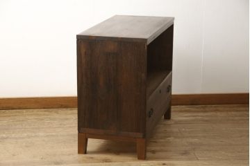 3段重ね桐箪笥を3つのローボードにリメイク!上段の引き戸にはすりガラスをはめ込み、引手を交換。内部に可動式タイプの棚板を製作。中段は棹通しと上2段の引き出しを撤去し、オープン仕様に変更。下段は一段目のみフラップダウン扉に変更。いずれも脚を付け、天板補強・取り付け。オーク系に着色仕上げ。