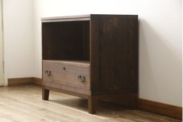 3段重ね桐箪笥を3つのローボードにリメイク!上段の引き戸にはすりガラスをはめ込み、引手を交換。内部に可動式タイプの棚板を製作。中段は棹通しと上2段の引き出しを撤去し、オープン仕様に変更。下段は一段目のみフラップダウン扉に変更。いずれも脚を付け、天板補強・取り付け。オーク系に着色仕上げ。