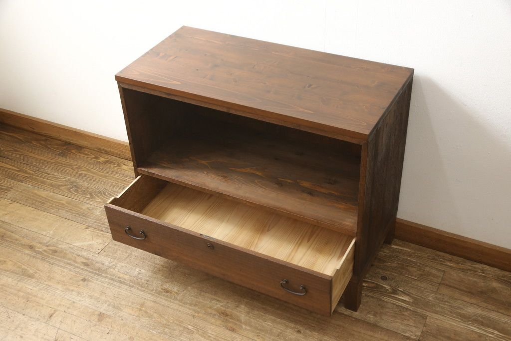 3段重ね桐箪笥を3つのローボードにリメイク!上段の引き戸にはすりガラスをはめ込み、引手を交換。内部に可動式タイプの棚板を製作。中段は棹通しと上2段の引き出しを撤去し、オープン仕様に変更。下段は一段目のみフラップダウン扉に変更。いずれも脚を付け、天板補強・取り付け。オーク系に着色仕上げ。