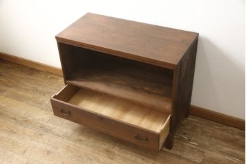 3段重ね桐箪笥を3つのローボードにリメイク!上段の引き戸にはすりガラスをはめ込み、引手を交換。内部に可動式タイプの棚板を製作。中段は棹通しと上2段の引き出しを撤去し、オープン仕様に変更。下段は一段目のみフラップダウン扉に変更。いずれも脚を付け、天板補強・取り付け。オーク系に着色仕上げ。