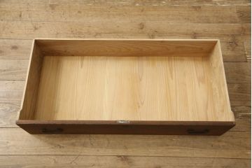 3段重ね桐箪笥を3つのローボードにリメイク!上段の引き戸にはすりガラスをはめ込み、引手を交換。内部に可動式タイプの棚板を製作。中段は棹通しと上2段の引き出しを撤去し、オープン仕様に変更。下段は一段目のみフラップダウン扉に変更。いずれも脚を付け、天板補強・取り付け。オーク系に着色仕上げ。