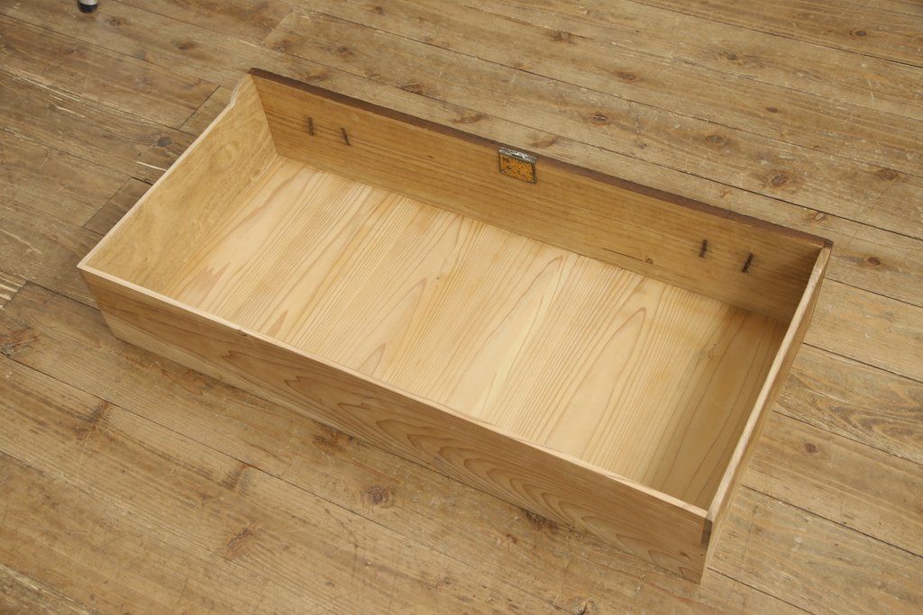 3段重ね桐箪笥を3つのローボードにリメイク!上段の引き戸にはすりガラスをはめ込み、引手を交換。内部に可動式タイプの棚板を製作。中段は棹通しと上2段の引き出しを撤去し、オープン仕様に変更。下段は一段目のみフラップダウン扉に変更。いずれも脚を付け、天板補強・取り付け。オーク系に着色仕上げ。