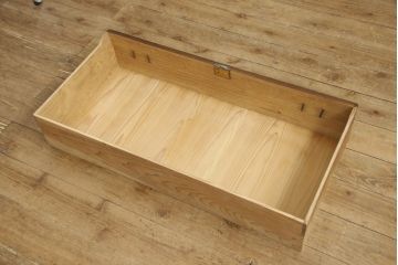 3段重ね桐箪笥を3つのローボードにリメイク!上段の引き戸にはすりガラスをはめ込み、引手を交換。内部に可動式タイプの棚板を製作。中段は棹通しと上2段の引き出しを撤去し、オープン仕様に変更。下段は一段目のみフラップダウン扉に変更。いずれも脚を付け、天板補強・取り付け。オーク系に着色仕上げ。