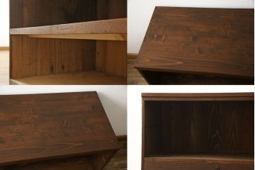 3段重ね桐箪笥を3つのローボードにリメイク!上段の引き戸にはすりガラスをはめ込み、引手を交換。内部に可動式タイプの棚板を製作。中段は棹通しと上2段の引き出しを撤去し、オープン仕様に変更。下段は一段目のみフラップダウン扉に変更。いずれも脚を付け、天板補強・取り付け。オーク系に着色仕上げ。