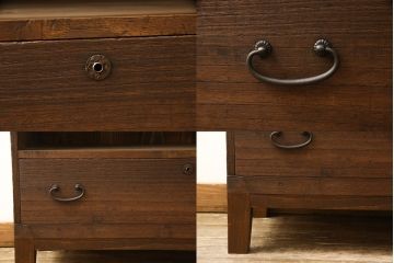 3段重ね桐箪笥を3つのローボードにリメイク!上段の引き戸にはすりガラスをはめ込み、引手を交換。内部に可動式タイプの棚板を製作。中段は棹通しと上2段の引き出しを撤去し、オープン仕様に変更。下段は一段目のみフラップダウン扉に変更。いずれも脚を付け、天板補強・取り付け。オーク系に着色仕上げ。