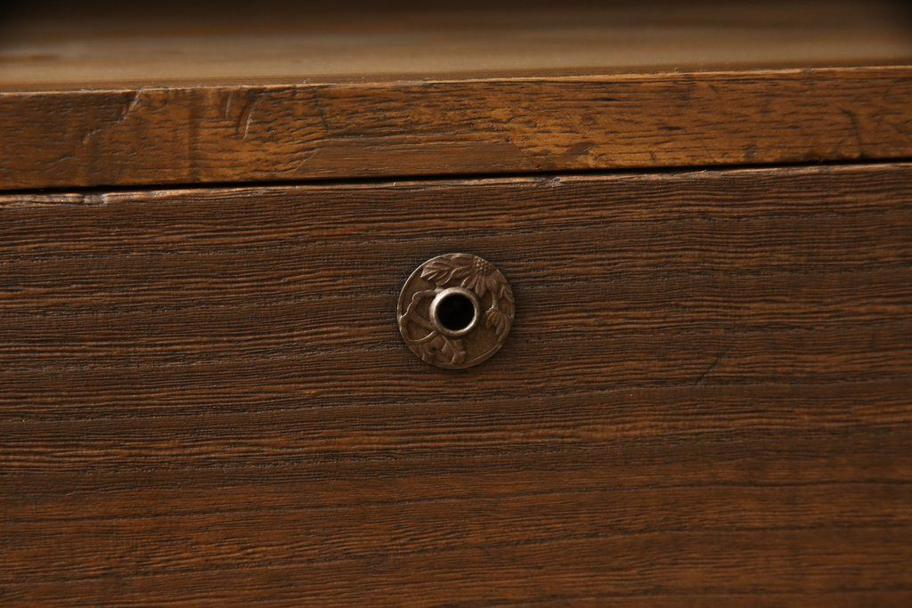 3段重ね桐箪笥を3つのローボードにリメイク!上段の引き戸にはすりガラスをはめ込み、引手を交換。内部に可動式タイプの棚板を製作。中段は棹通しと上2段の引き出しを撤去し、オープン仕様に変更。下段は一段目のみフラップダウン扉に変更。いずれも脚を付け、天板補強・取り付け。オーク系に着色仕上げ。