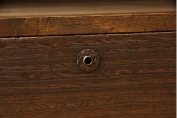 3段重ね桐箪笥を3つのローボードにリメイク!上段の引き戸にはすりガラスをはめ込み、引手を交換。内部に可動式タイプの棚板を製作。中段は棹通しと上2段の引き出しを撤去し、オープン仕様に変更。下段は一段目のみフラップダウン扉に変更。いずれも脚を付け、天板補強・取り付け。オーク系に着色仕上げ。