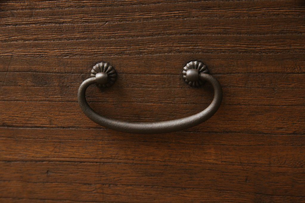 3段重ね桐箪笥を3つのローボードにリメイク!上段の引き戸にはすりガラスをはめ込み、引手を交換。内部に可動式タイプの棚板を製作。中段は棹通しと上2段の引き出しを撤去し、オープン仕様に変更。下段は一段目のみフラップダウン扉に変更。いずれも脚を付け、天板補強・取り付け。オーク系に着色仕上げ。