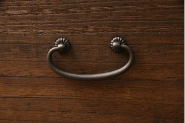 3段重ね桐箪笥を3つのローボードにリメイク!上段の引き戸にはすりガラスをはめ込み、引手を交換。内部に可動式タイプの棚板を製作。中段は棹通しと上2段の引き出しを撤去し、オープン仕様に変更。下段は一段目のみフラップダウン扉に変更。いずれも脚を付け、天板補強・取り付け。オーク系に着色仕上げ。