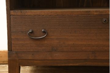 3段重ね桐箪笥を3つのローボードにリメイク!上段の引き戸にはすりガラスをはめ込み、引手を交換。内部に可動式タイプの棚板を製作。中段は棹通しと上2段の引き出しを撤去し、オープン仕様に変更。下段は一段目のみフラップダウン扉に変更。いずれも脚を付け、天板補強・取り付け。オーク系に着色仕上げ。