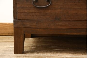 3段重ね桐箪笥を3つのローボードにリメイク!上段の引き戸にはすりガラスをはめ込み、引手を交換。内部に可動式タイプの棚板を製作。中段は棹通しと上2段の引き出しを撤去し、オープン仕様に変更。下段は一段目のみフラップダウン扉に変更。いずれも脚を付け、天板補強・取り付け。オーク系に着色仕上げ。