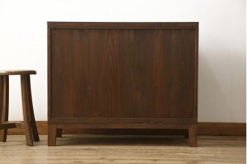 3段重ね桐箪笥を3つのローボードにリメイク!上段の引き戸にはすりガラスをはめ込み、引手を交換。内部に可動式タイプの棚板を製作。中段は棹通しと上2段の引き出しを撤去し、オープン仕様に変更。下段は一段目のみフラップダウン扉に変更。いずれも脚を付け、天板補強・取り付け。オーク系に着色仕上げ。