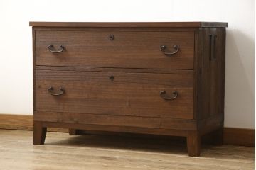 3段重ね桐箪笥を3つのローボードにリメイク!上段の引き戸にはすりガラスをはめ込み、引手を交換。内部に可動式タイプの棚板を製作。中段は棹通しと上2段の引き出しを撤去し、オープン仕様に変更。下段は一段目のみフラップダウン扉に変更。いずれも脚を付け、天板補強・取り付け。オーク系に着色仕上げ。