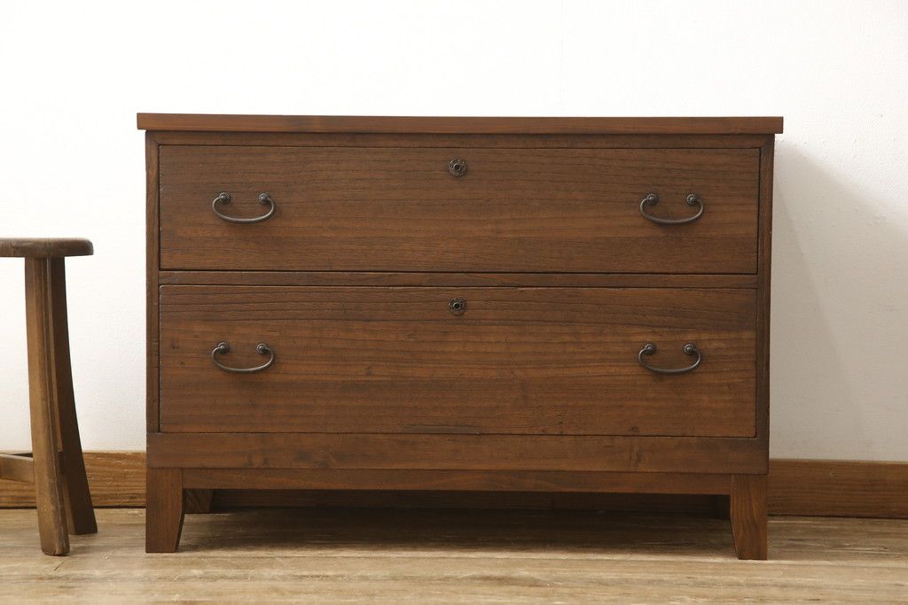 3段重ね桐箪笥を3つのローボードにリメイク!上段の引き戸にはすりガラスをはめ込み、引手を交換。内部に可動式タイプの棚板を製作。中段は棹通しと上2段の引き出しを撤去し、オープン仕様に変更。下段は一段目のみフラップダウン扉に変更。いずれも脚を付け、天板補強・取り付け。オーク系に着色仕上げ。