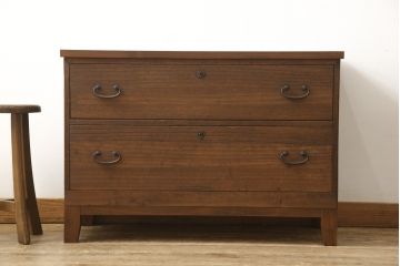 3段重ね桐箪笥を3つのローボードにリメイク!上段の引き戸にはすりガラスをはめ込み、引手を交換。内部に可動式タイプの棚板を製作。中段は棹通しと上2段の引き出しを撤去し、オープン仕様に変更。下段は一段目のみフラップダウン扉に変更。いずれも脚を付け、天板補強・取り付け。オーク系に着色仕上げ。