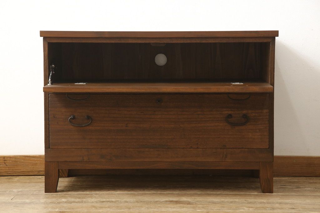 3段重ね桐箪笥を3つのローボードにリメイク!上段の引き戸にはすりガラスをはめ込み、引手を交換。内部に可動式タイプの棚板を製作。中段は棹通しと上2段の引き出しを撤去し、オープン仕様に変更。下段は一段目のみフラップダウン扉に変更。いずれも脚を付け、天板補強・取り付け。オーク系に着色仕上げ。