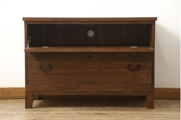 3段重ね桐箪笥を3つのローボードにリメイク!上段の引き戸にはすりガラスをはめ込み、引手を交換。内部に可動式タイプの棚板を製作。中段は棹通しと上2段の引き出しを撤去し、オープン仕様に変更。下段は一段目のみフラップダウン扉に変更。いずれも脚を付け、天板補強・取り付け。オーク系に着色仕上げ。