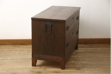 3段重ね桐箪笥を3つのローボードにリメイク!上段の引き戸にはすりガラスをはめ込み、引手を交換。内部に可動式タイプの棚板を製作。中段は棹通しと上2段の引き出しを撤去し、オープン仕様に変更。下段は一段目のみフラップダウン扉に変更。いずれも脚を付け、天板補強・取り付け。オーク系に着色仕上げ。