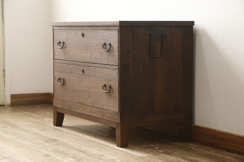 3段重ね桐箪笥を3つのローボードにリメイク!上段の引き戸にはすりガラスをはめ込み、引手を交換。内部に可動式タイプの棚板を製作。中段は棹通しと上2段の引き出しを撤去し、オープン仕様に変更。下段は一段目のみフラップダウン扉に変更。いずれも脚を付け、天板補強・取り付け。オーク系に着色仕上げ。