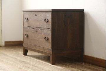 3段重ね桐箪笥を3つのローボードにリメイク!上段の引き戸にはすりガラスをはめ込み、引手を交換。内部に可動式タイプの棚板を製作。中段は棹通しと上2段の引き出しを撤去し、オープン仕様に変更。下段は一段目のみフラップダウン扉に変更。いずれも脚を付け、天板補強・取り付け。オーク系に着色仕上げ。