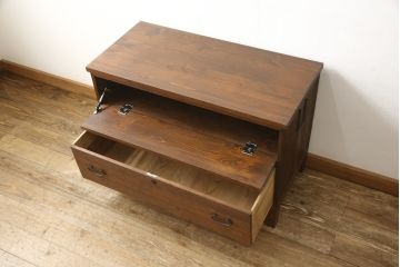 3段重ね桐箪笥を3つのローボードにリメイク!上段の引き戸にはすりガラスをはめ込み、引手を交換。内部に可動式タイプの棚板を製作。中段は棹通しと上2段の引き出しを撤去し、オープン仕様に変更。下段は一段目のみフラップダウン扉に変更。いずれも脚を付け、天板補強・取り付け。オーク系に着色仕上げ。