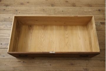 3段重ね桐箪笥を3つのローボードにリメイク!上段の引き戸にはすりガラスをはめ込み、引手を交換。内部に可動式タイプの棚板を製作。中段は棹通しと上2段の引き出しを撤去し、オープン仕様に変更。下段は一段目のみフラップダウン扉に変更。いずれも脚を付け、天板補強・取り付け。オーク系に着色仕上げ。