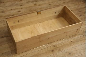 3段重ね桐箪笥を3つのローボードにリメイク!上段の引き戸にはすりガラスをはめ込み、引手を交換。内部に可動式タイプの棚板を製作。中段は棹通しと上2段の引き出しを撤去し、オープン仕様に変更。下段は一段目のみフラップダウン扉に変更。いずれも脚を付け、天板補強・取り付け。オーク系に着色仕上げ。