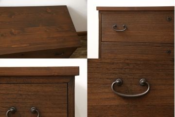 3段重ね桐箪笥を3つのローボードにリメイク!上段の引き戸にはすりガラスをはめ込み、引手を交換。内部に可動式タイプの棚板を製作。中段は棹通しと上2段の引き出しを撤去し、オープン仕様に変更。下段は一段目のみフラップダウン扉に変更。いずれも脚を付け、天板補強・取り付け。オーク系に着色仕上げ。