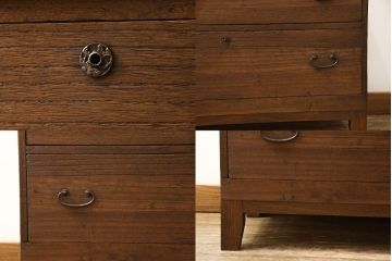 3段重ね桐箪笥を3つのローボードにリメイク!上段の引き戸にはすりガラスをはめ込み、引手を交換。内部に可動式タイプの棚板を製作。中段は棹通しと上2段の引き出しを撤去し、オープン仕様に変更。下段は一段目のみフラップダウン扉に変更。いずれも脚を付け、天板補強・取り付け。オーク系に着色仕上げ。