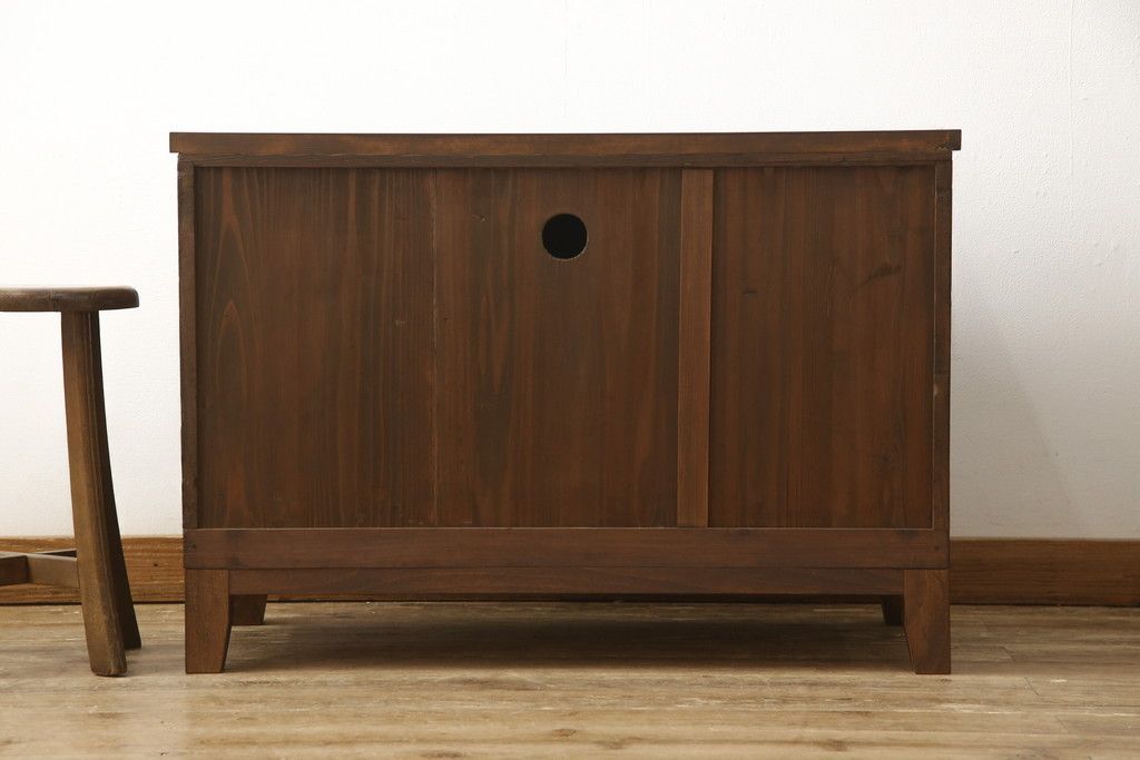 3段重ね桐箪笥を3つのローボードにリメイク!上段の引き戸にはすりガラスをはめ込み、引手を交換。内部に可動式タイプの棚板を製作。中段は棹通しと上2段の引き出しを撤去し、オープン仕様に変更。下段は一段目のみフラップダウン扉に変更。いずれも脚を付け、天板補強・取り付け。オーク系に着色仕上げ。