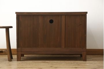 3段重ね桐箪笥を3つのローボードにリメイク!上段の引き戸にはすりガラスをはめ込み、引手を交換。内部に可動式タイプの棚板を製作。中段は棹通しと上2段の引き出しを撤去し、オープン仕様に変更。下段は一段目のみフラップダウン扉に変更。いずれも脚を付け、天板補強・取り付け。オーク系に着色仕上げ。