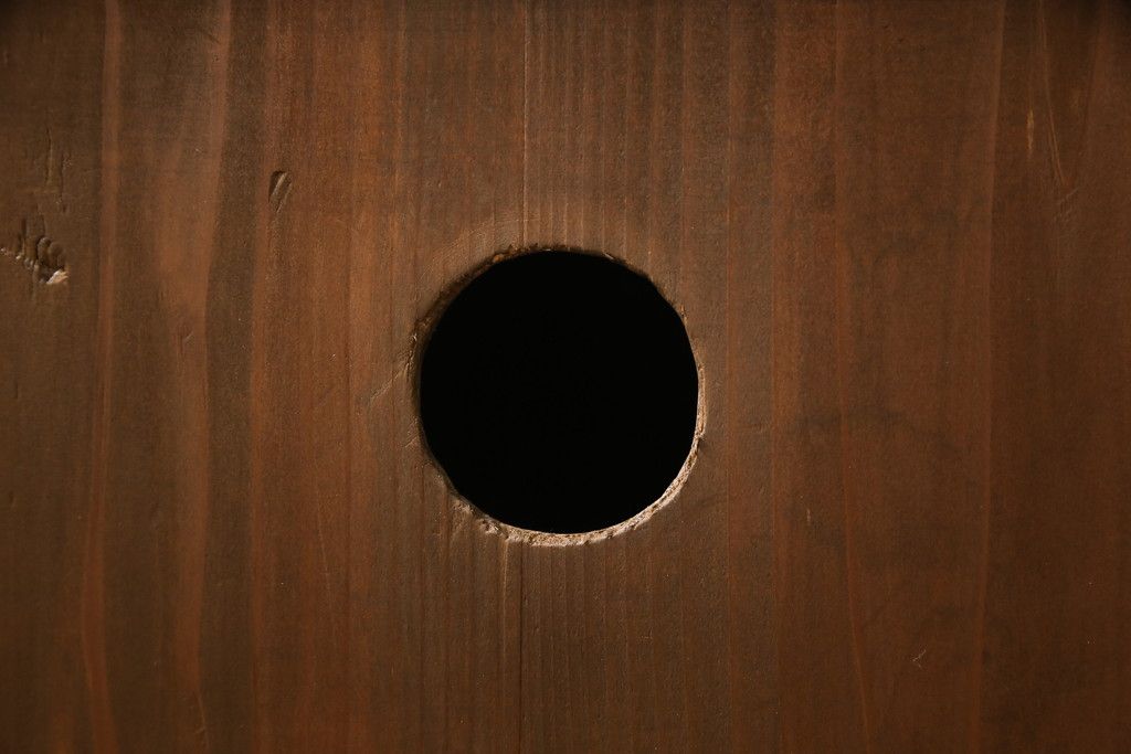 3段重ね桐箪笥を3つのローボードにリメイク!上段の引き戸にはすりガラスをはめ込み、引手を交換。内部に可動式タイプの棚板を製作。中段は棹通しと上2段の引き出しを撤去し、オープン仕様に変更。下段は一段目のみフラップダウン扉に変更。いずれも脚を付け、天板補強・取り付け。オーク系に着色仕上げ。