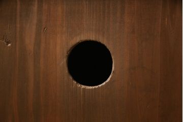 3段重ね桐箪笥を3つのローボードにリメイク!上段の引き戸にはすりガラスをはめ込み、引手を交換。内部に可動式タイプの棚板を製作。中段は棹通しと上2段の引き出しを撤去し、オープン仕様に変更。下段は一段目のみフラップダウン扉に変更。いずれも脚を付け、天板補強・取り付け。オーク系に着色仕上げ。