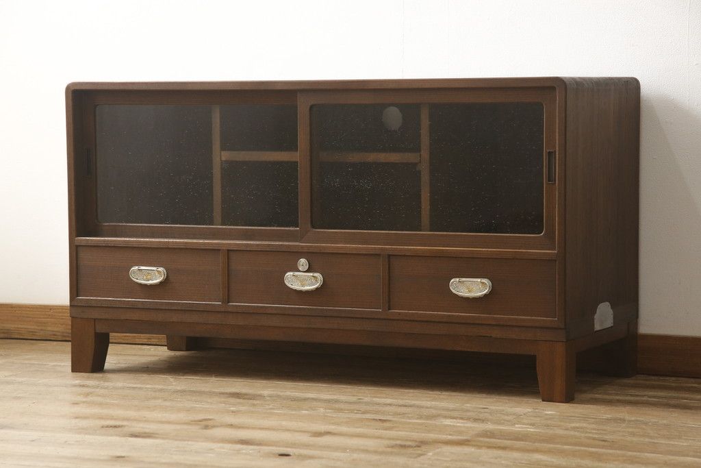 桐箪笥をローボードにリメイク!引き戸に気泡ガラスをはめ込み、引手を交換。内部には新たに仕切りを製作。脚を取り付けて、ステイン仕上げ。