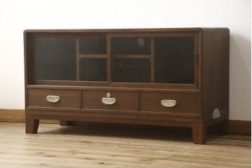 桐箪笥をローボードにリメイク!引き戸に気泡ガラスをはめ込み、引手を交換。内部には新たに仕切りを製作。脚を取り付けて、ステイン仕上げ。