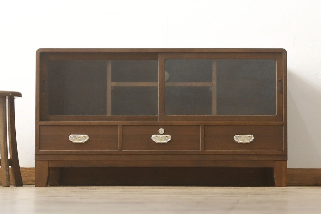 桐箪笥をローボードにリメイク!引き戸に気泡ガラスをはめ込み、引手を交換。内部には新たに仕切りを製作。脚を取り付けて、ステイン仕上げ。