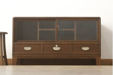 桐箪笥をローボードにリメイク!引き戸に気泡ガラスをはめ込み、引手を交換。内部には新たに仕切りを製作。脚を取り付けて、ステイン仕上げ。