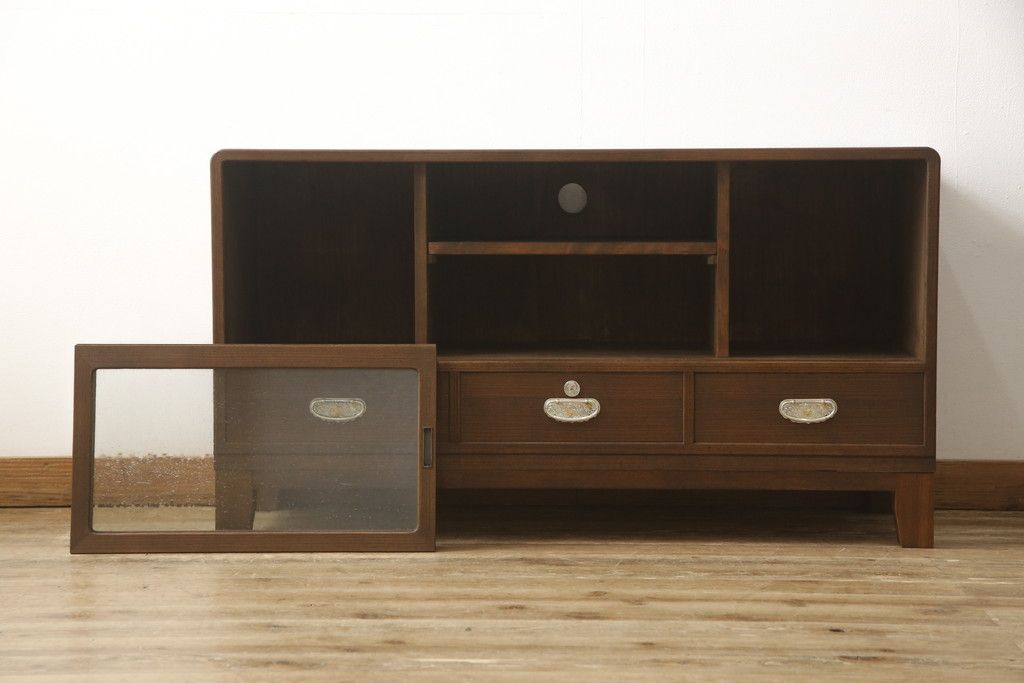 桐箪笥をローボードにリメイク!引き戸に気泡ガラスをはめ込み、引手を交換。内部には新たに仕切りを製作。脚を取り付けて、ステイン仕上げ。