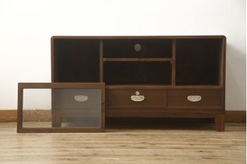 桐箪笥をローボードにリメイク!引き戸に気泡ガラスをはめ込み、引手を交換。内部には新たに仕切りを製作。脚を取り付けて、ステイン仕上げ。