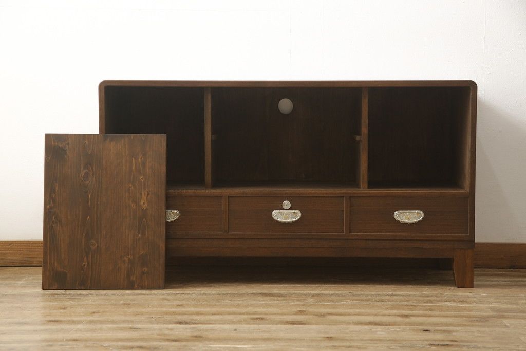 桐箪笥をローボードにリメイク!引き戸に気泡ガラスをはめ込み、引手を交換。内部には新たに仕切りを製作。脚を取り付けて、ステイン仕上げ。