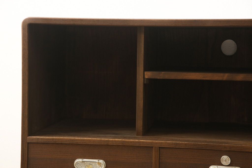 桐箪笥をローボードにリメイク!引き戸に気泡ガラスをはめ込み、引手を交換。内部には新たに仕切りを製作。脚を取り付けて、ステイン仕上げ。