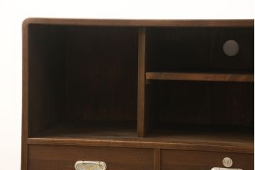 桐箪笥をローボードにリメイク!引き戸に気泡ガラスをはめ込み、引手を交換。内部には新たに仕切りを製作。脚を取り付けて、ステイン仕上げ。