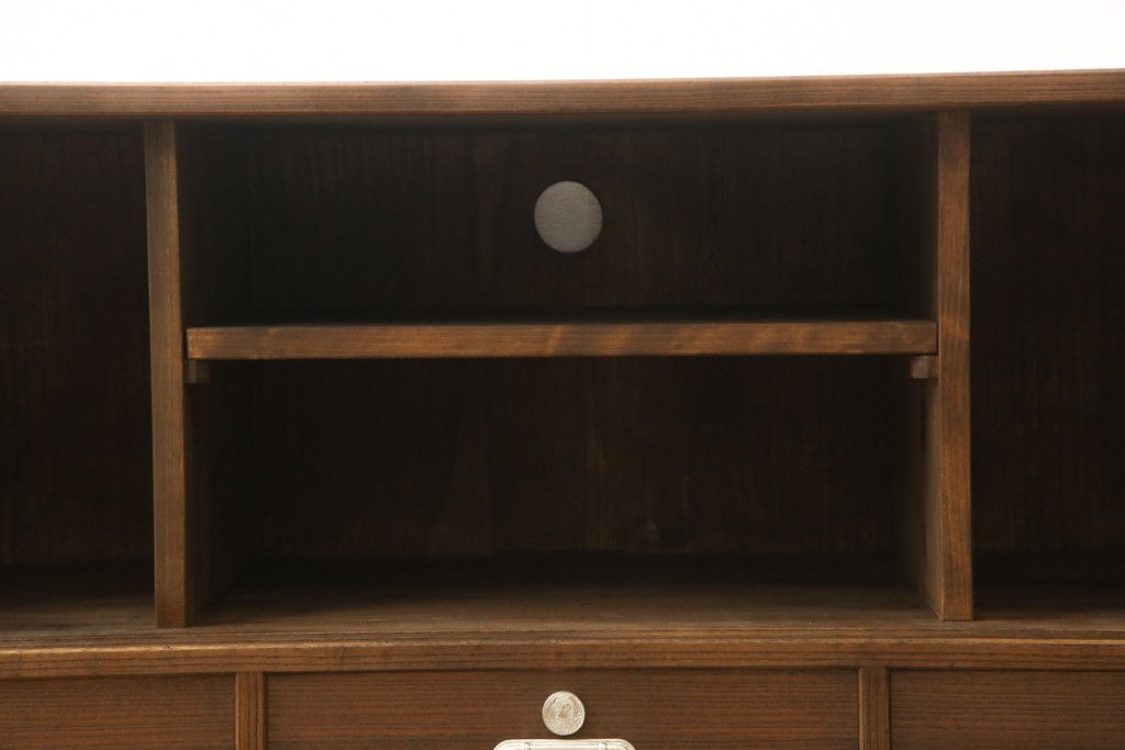 桐箪笥をローボードにリメイク!引き戸に気泡ガラスをはめ込み、引手を交換。内部には新たに仕切りを製作。脚を取り付けて、ステイン仕上げ。