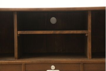 桐箪笥をローボードにリメイク!引き戸に気泡ガラスをはめ込み、引手を交換。内部には新たに仕切りを製作。脚を取り付けて、ステイン仕上げ。